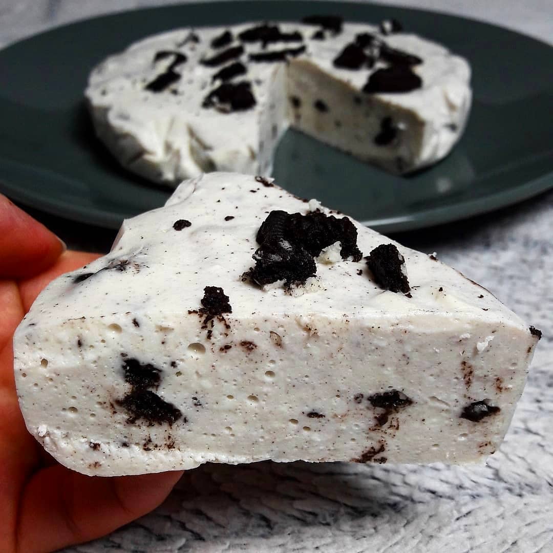 Proteinowy sernik na zimno Oreo - proste ciasto o smaku ciasteczek z kremem