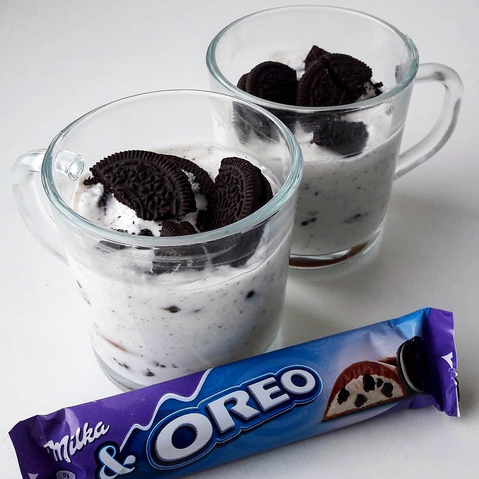 Proteinowy sernik na zimno Oreo - proste ciasto o smaku ciasteczek z kremem